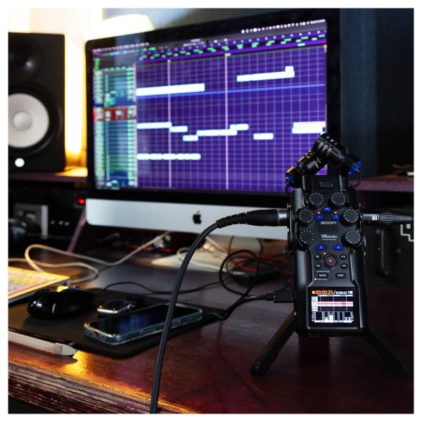 Zoom H6 Studio - Lifestyle 2