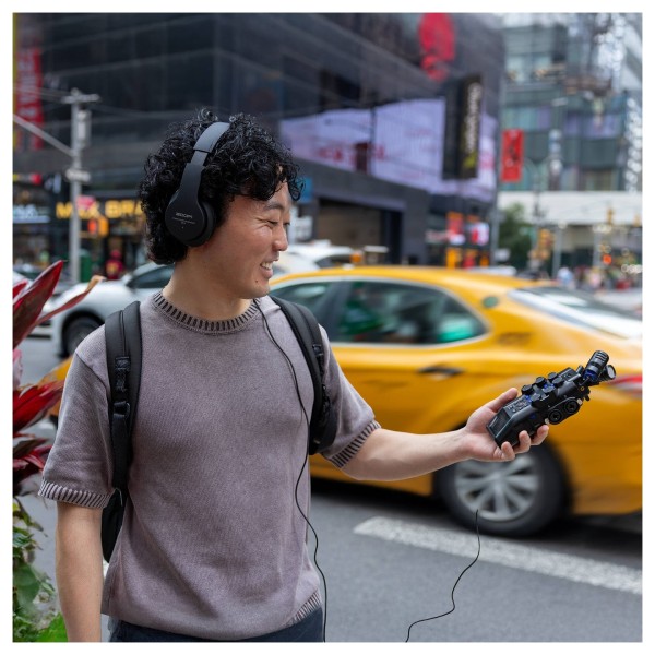 Zoom H6 Studio - Lifestyle 3