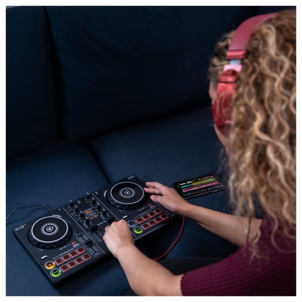 Pioneer DDJ-200 Smart DJ Controller - Lifestyle 4c