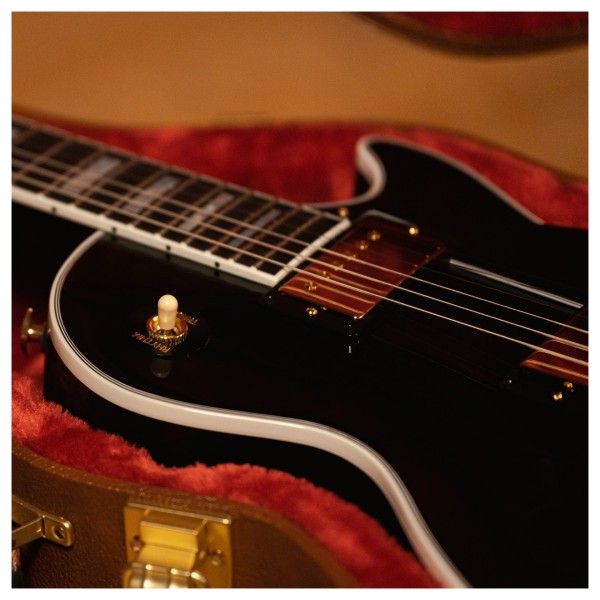 Gibson Les Paul Custom 70s, Ebony - in the case, close up
