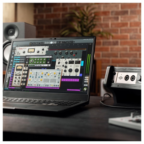 Universal Audio Volt 876 32-bit/192 kHz USB Audio Interface - Lifestyle 2