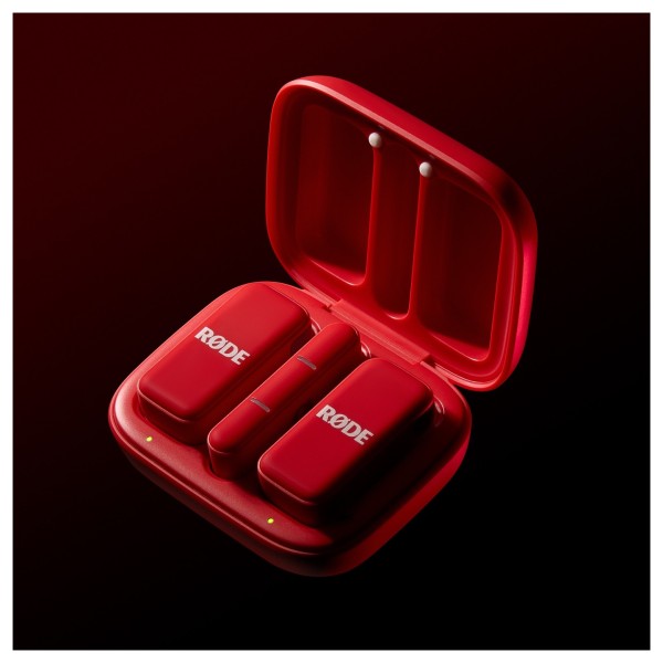 Rode Wireless Micro USB-C, Red - Lifestyle