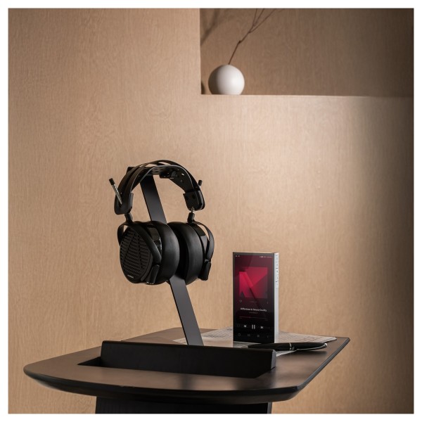 Astell & Kern PD10 Digital Audio Player and Docking Cradle - lifestyle 4