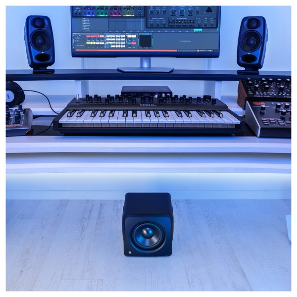IK Multimedia iLoud Sub - Lifestyle 3