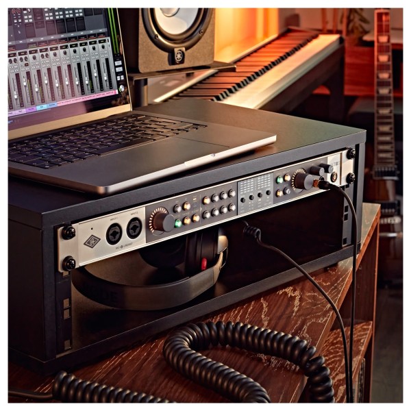 Universal Audio Volt 876 32-bit/192 kHz USB Audio Interface - Lifestyle 3