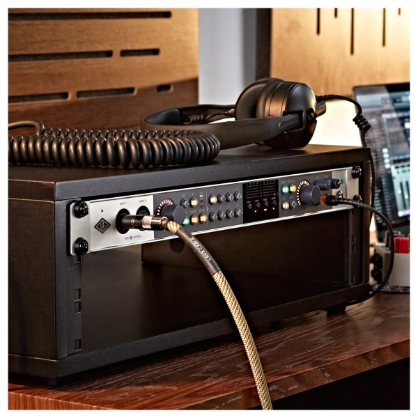 Universal Audio Volt 876 32-bit/192 kHz USB Audio Interface - Lifestyle 5