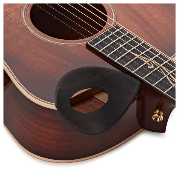 Classic spruce and mahogany dreadnought tone Forward-shifted scalloped bracing for bold projection Plek-treated neck with High P