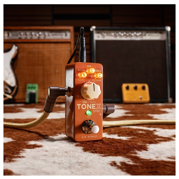 IK Multimedia TONE X ONE Double Special, Limited Edition - Lifestyle