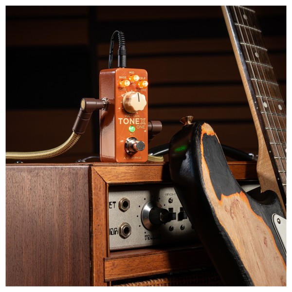 IK Multimedia TONE X ONE Double Special, Limited Edition - Lifestyle 3