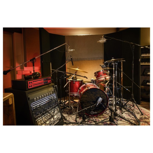 Focusrite Clarett+ OctoPre - Lifestyle 3