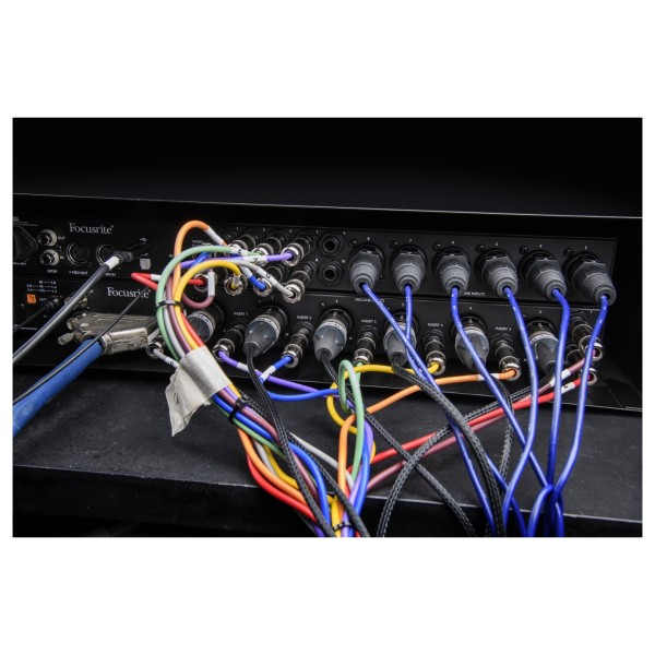 Focusrite Clarett+ OctoPre - Lifestyle 4