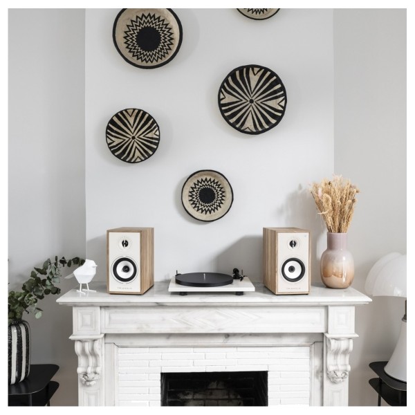 Triangle Borea BR02 Connect Active Speakers with Lunar 1 Manual Turntable, Light Oak - lifestyle 1 