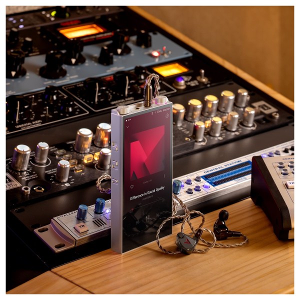 Astell&Kern PD20 Hi-Res Player, Silver -lifestlye 5
