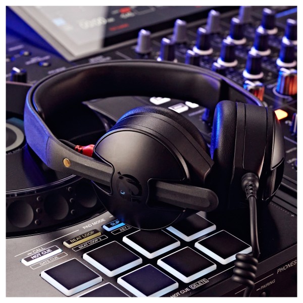 Rode NTH-50 On-Ear Headphones - Lifestyle 2