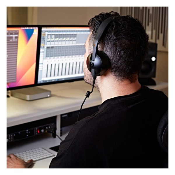 Rode Podmic Dynamic Podcasting Microphone - Lifestyle 2