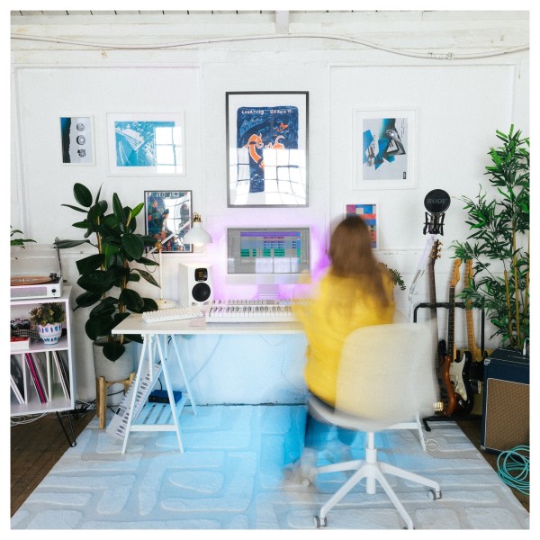 Novation Launchkey 61, White - Lifestyle 2
