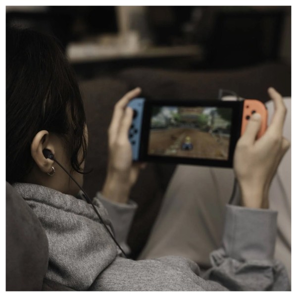 Final VR500 Gaming Earphone with Controller & Mic - Lifestyle
