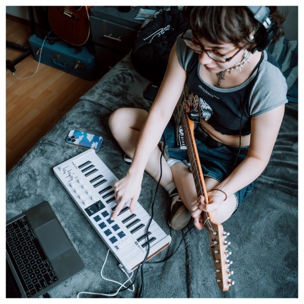 Arturia Minilab 37 MK3, White - Lifestyle 3