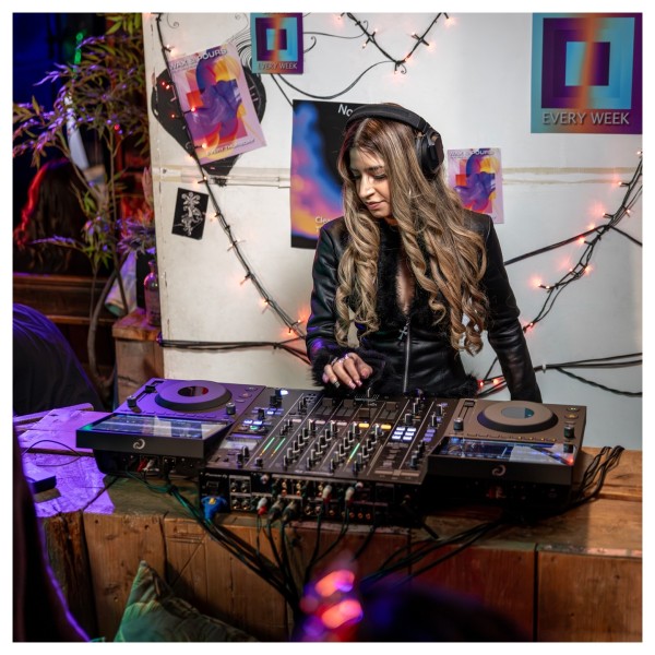 AlphaTheta CDJ-1500X DJ Multi Player - Lifestyle 2