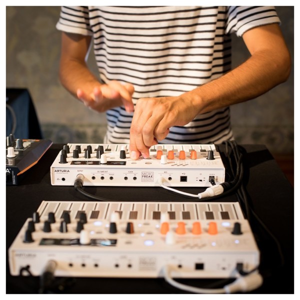 Arturia MicroFreak Vocoder Edition - Lifestyle 2