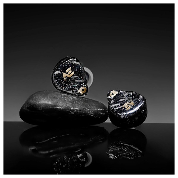 Shanling AE10 Earphones with 10 BA Drivers - Lifestyle 2