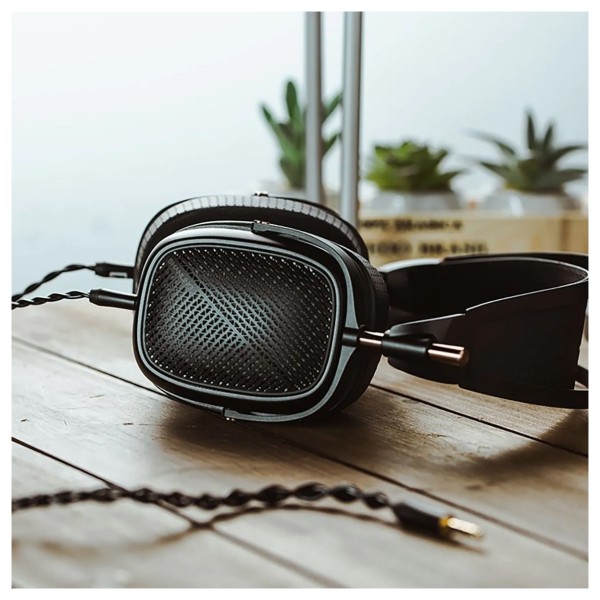 Shanling HW600 Planar Headphones, Black - Lifestyle 3