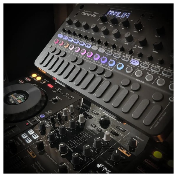 Sonicware Deconstruct Minimal Synthesizer - Lifestyle 3