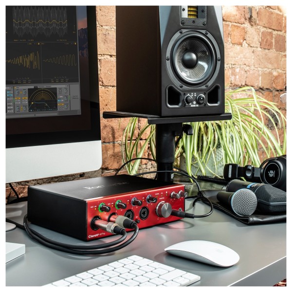 Focusrite Clarett+ 4Pre - Lifestyle 3