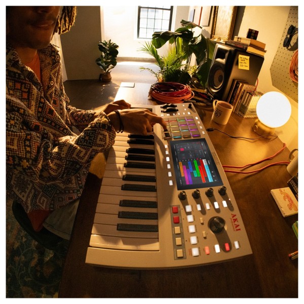 Akai Professional MPC Key 37 Gen 2 - Lifestyle 2