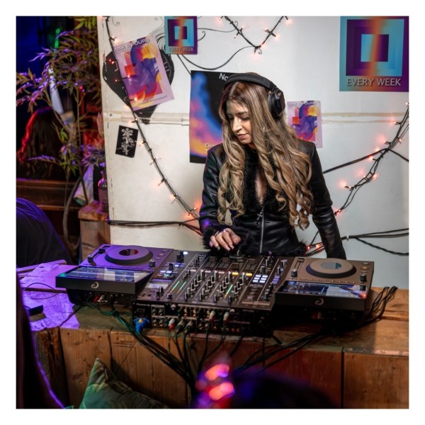 AlphaTheta CDJ-1500X DJ Multi Player - Lifestyle 2