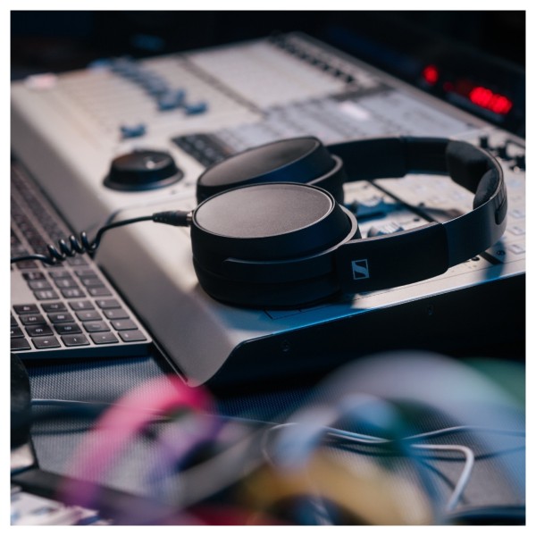 Sennheiser HD 480 Pro Closed Back Headphones Mood 14