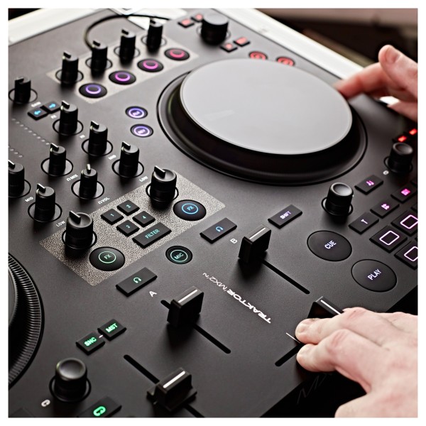 Native Instruments Traktor MX2 DJ Controller - Lifestyle 2