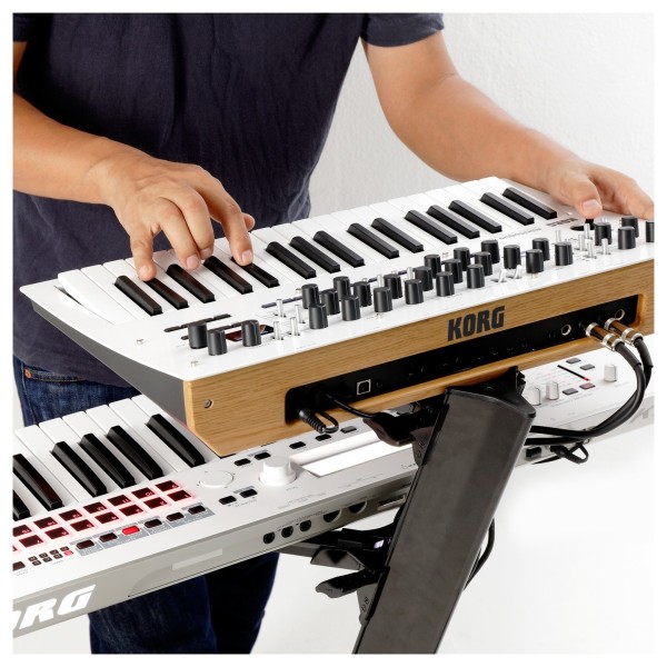 Korg Minilogue XD, Pearl White - Lifestyle