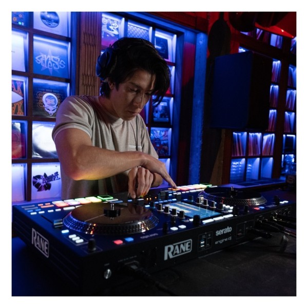 Rane SYSTEM ONE Standalone Motorised DJ System - Lifestyle 2