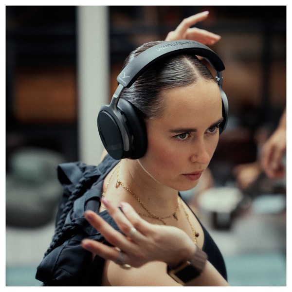 Beyerdynamic Aventho Y Wireless Over-Ear Headphones with ANC, Liquid Black - Lifestyle 3