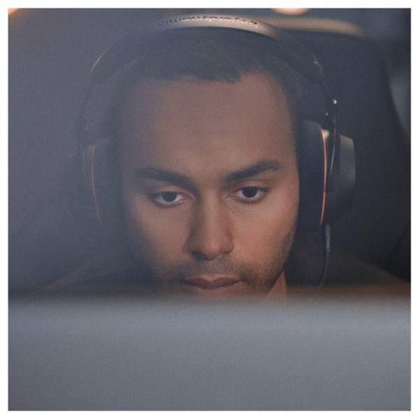 Beyerdynamic MMX 100 Wireless Closed-Back Gaming Headset, Black - Lifestyle 2