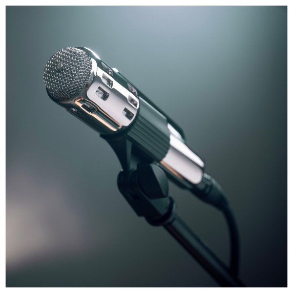 Warm Audio Retro 64, Chrome - Lifestyle