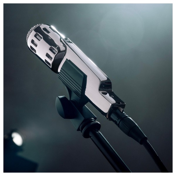 Warm Audio Retro 64, Chrome - Lifestyle 4
