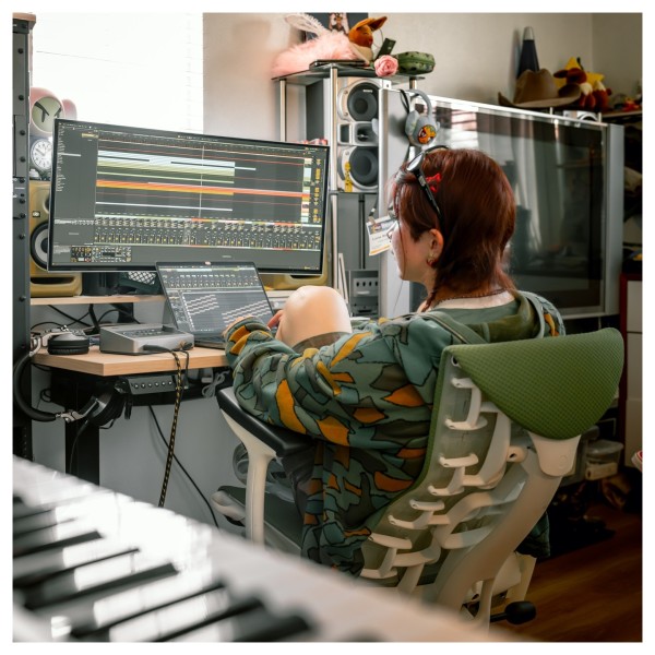 Universal Audio Volt 4 MAX Audio Interface - Lifestyle 3
