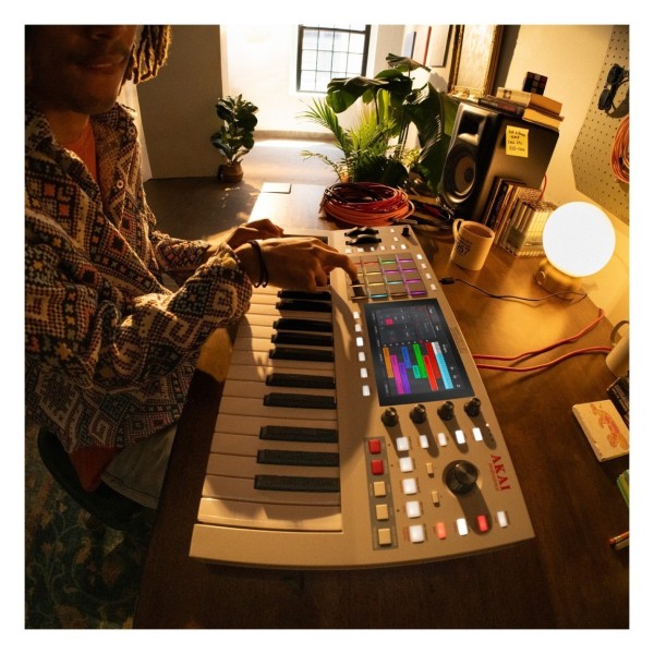 Akai Professional MPC Key 37 Gen 2 - Lifestyle 2