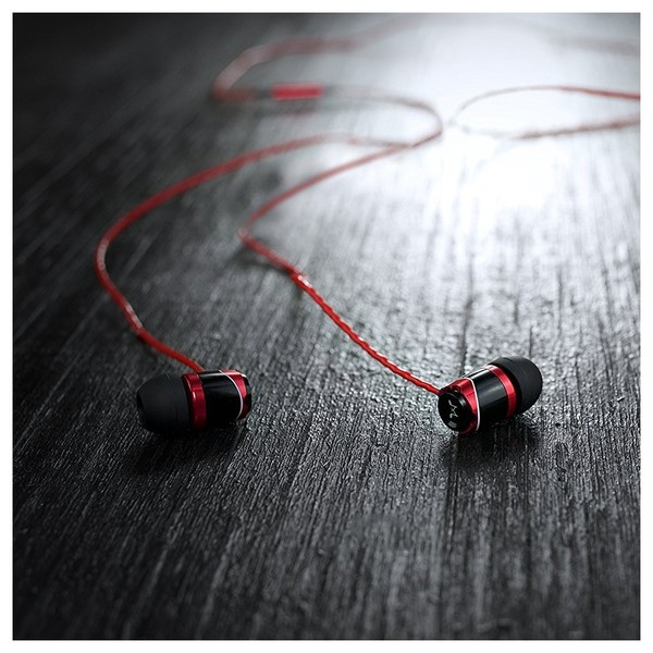 E10 In-Ear Headphones - Lifestyle 2