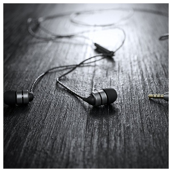 SoundMAGIC E80c - Lifestyle