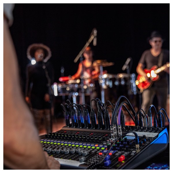 Zoom LiveTrak - Lifestyle 2