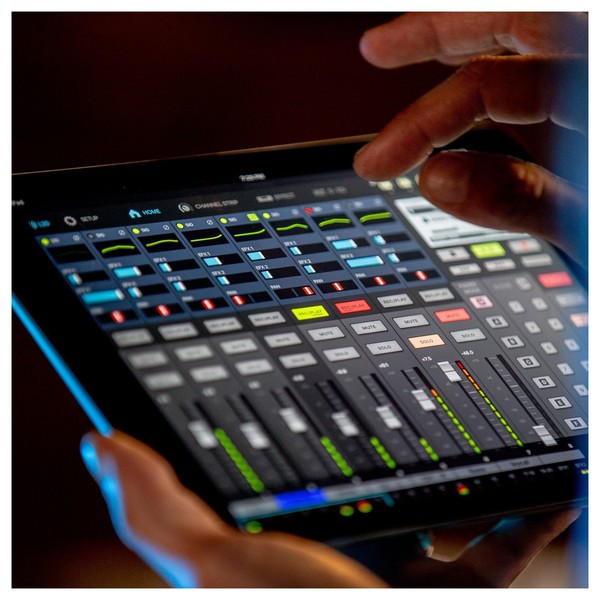 Zoom L-20 LiveTrak - Lifestyle 5