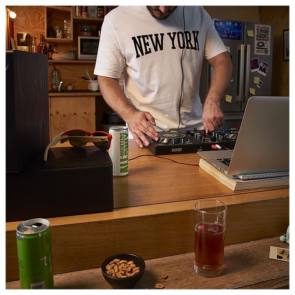 Hercules DJ Control Inpulse 300 - Lifestyle 1