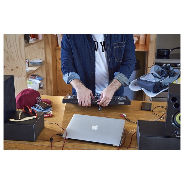 Hercules DJ Control Inpulse 300 - Lifestyle 3