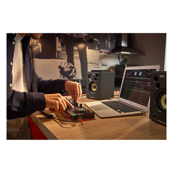 Hercules DJStarter Kit - Lifestyle 3