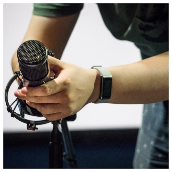 sE2300 Multi-Pattern Studio Condenser Microphone - Lifestyle 3