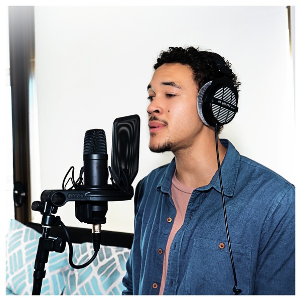 Rode AI-1 Complete Studio Kit - Bundle With Rode NT1 - Lifestyle 4