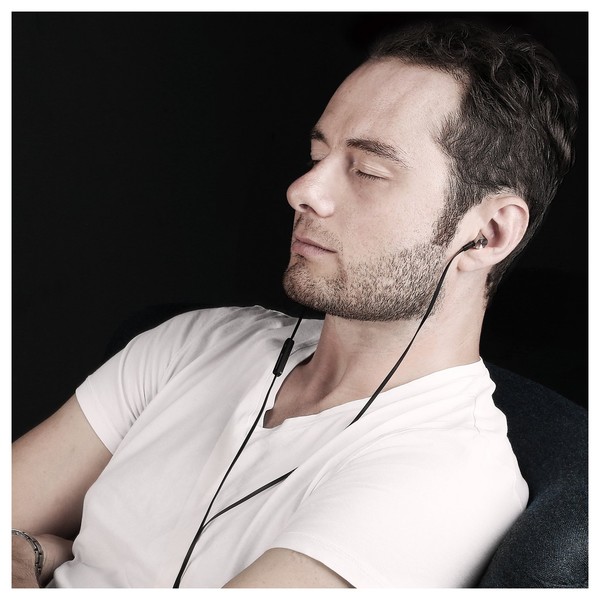 beyerdynamic iDX 200 iE Premium Apple-Licensed In-Ear Headphones, Lifestyle Shot